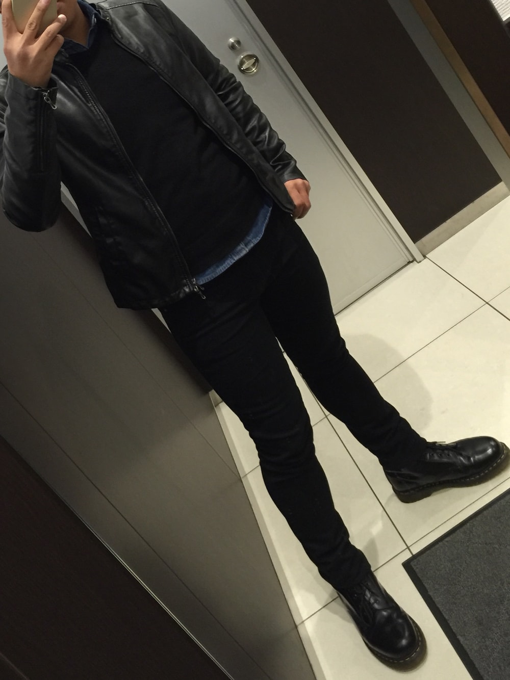 「#黒コーデ、デニムシャツ、ニット、ドクターマーチン、Dr.Martens、ブーツ、スキニーデニム」｜「GUのアイテム（ニット/セーター、ブラック系）」を使った、わたるさん（メンズ・173cm）の冬コーディネートの1枚目の写真