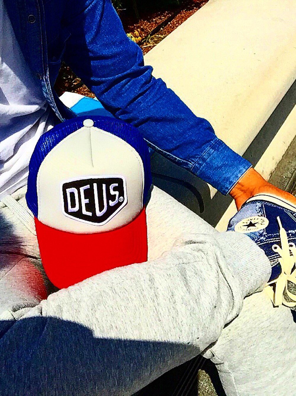 「Ron Herman、デニムシャツ、スウェットパンツ、converse、パッチワーク、DEUS EX MACHINA、CAP、はるコーデ、goro's」｜「DEUS EX MACHINAの【DEUS】Baylands Trucker（キャップ、ブルー系）」を使った、わたるさん（メンズ・173cm）の春コーディネートの1枚目の写真
