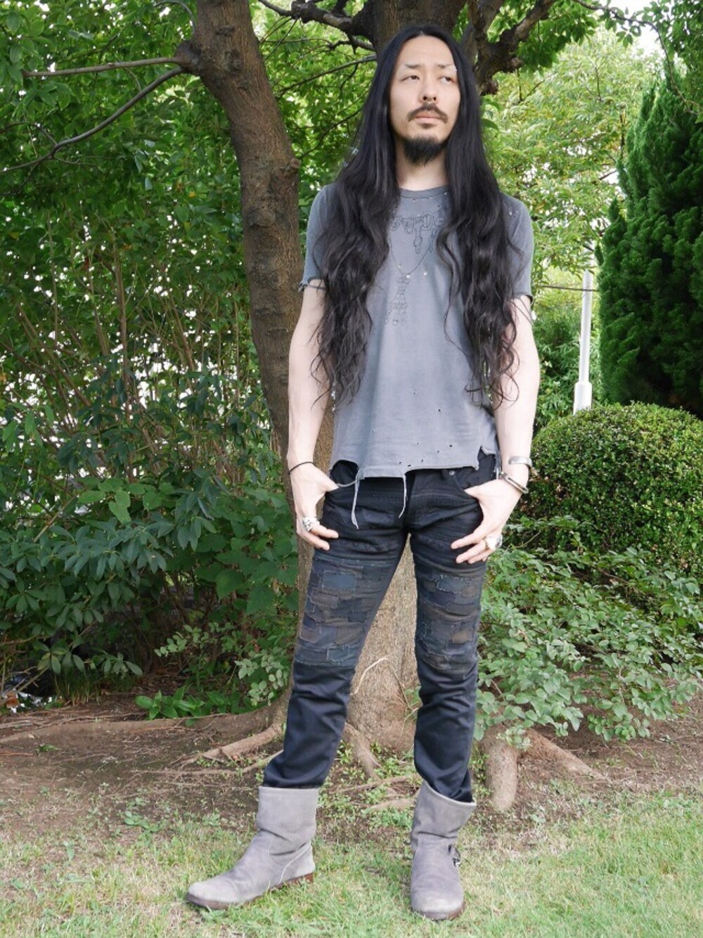 ブラック系のその他パンツを着用したメンズの秋コーディネートの1枚目の写真