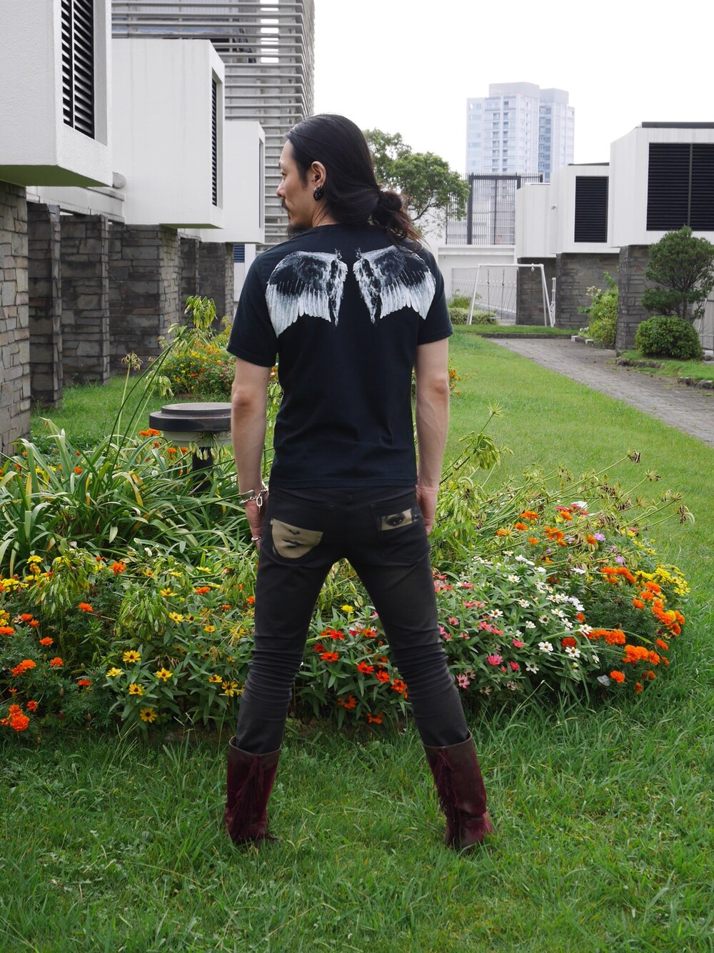 ブラック系のTシャツ/カットソーを着用したメンズの秋コーディネートの1枚目の写真