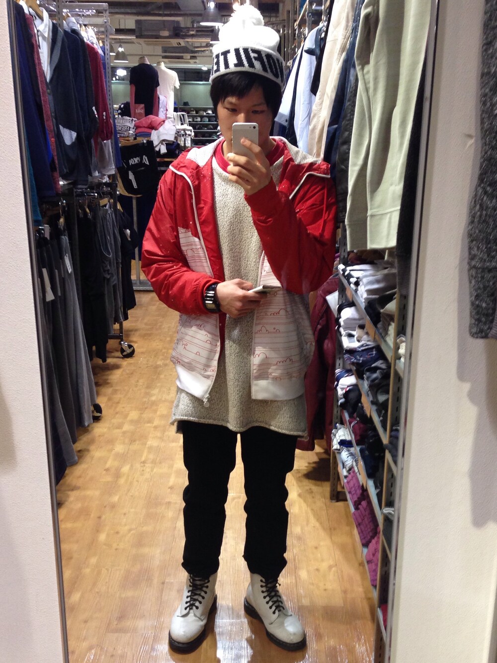 「派手柄、雨の日、ドクターマーチン、ニット帽」｜「FOREVER 21の白のニット帽です。（ニットキャップ/ビーニー、ホワイト系）」を使った、ラダバンプさん（メンズ・168cm）の春コーディネートの1枚目の写真