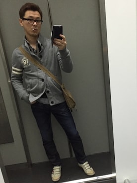 「Abercrombie&Fitch（アバークロンビーアンドフィッチ）のアイテム（カーディガン/ボレロ）」を使った、AoyamaSatoshiさん（メンズ・176cm）の春コーディネート