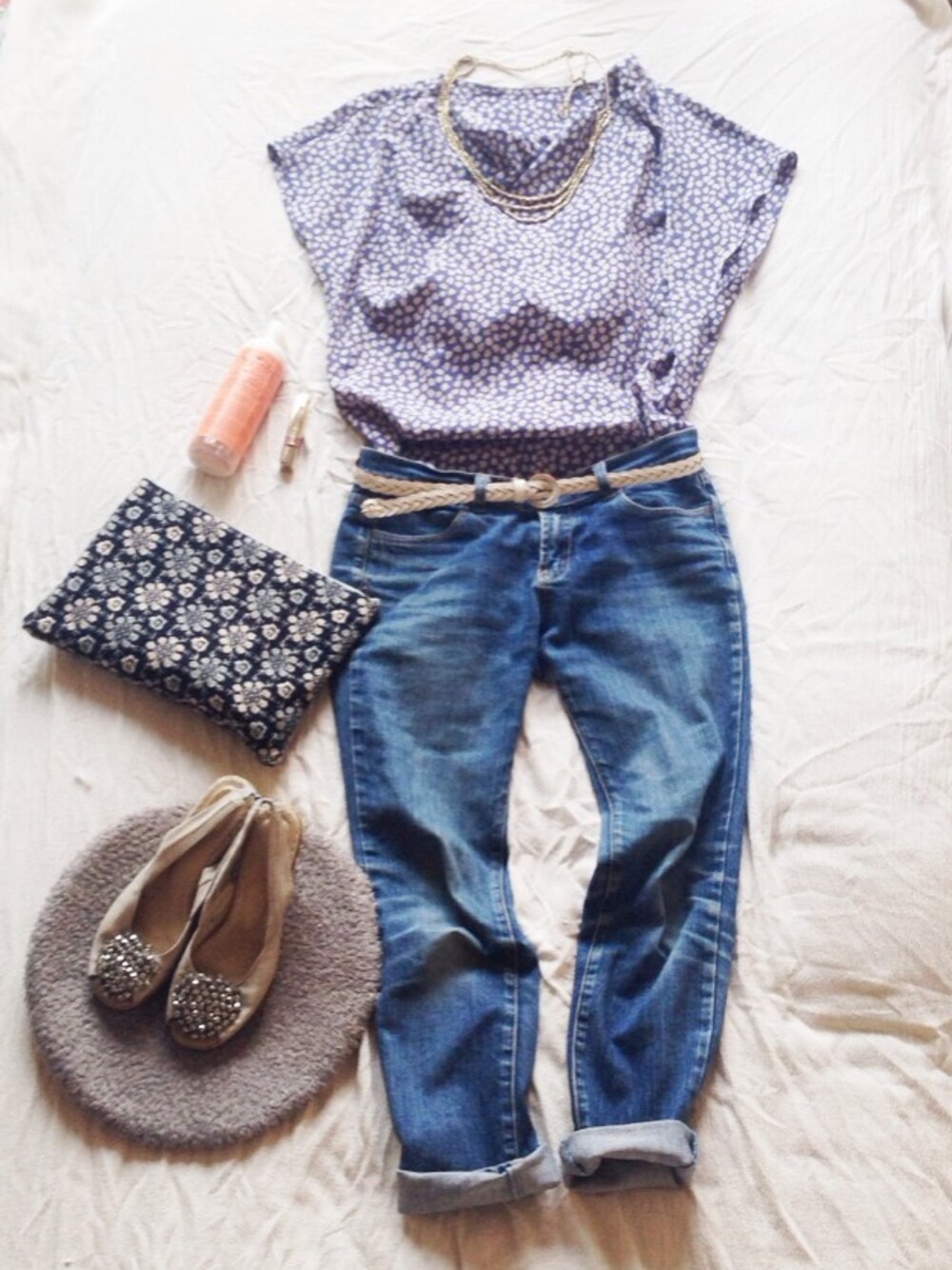 ブルー系のワンピースを着用したレディースの春コーディネートの1枚目の写真