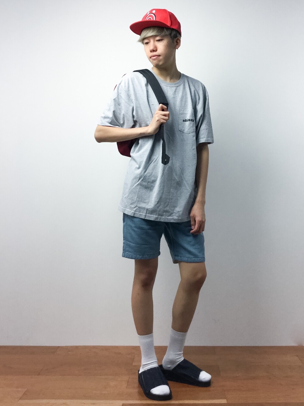 グレー系のTシャツ/カットソー、ブルー系のその他パンツ、ブルー系のサンダルを着用したメンズの夏コーディネートの1枚目の写真