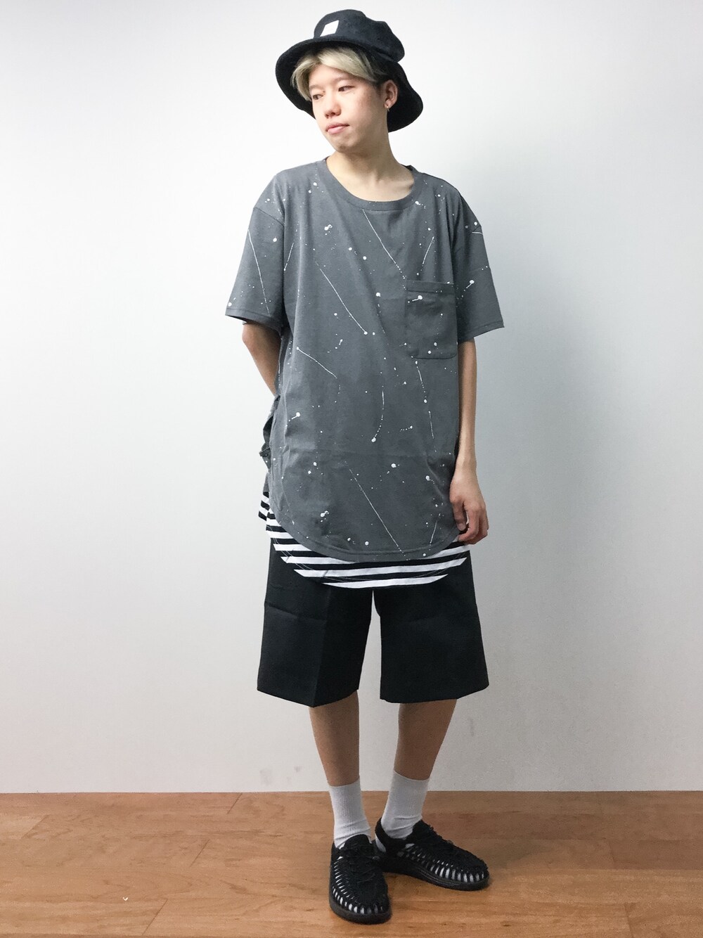 ブラック系のTシャツ/カットソー、ブラック系のその他パンツ、ブラック系のサンダルを着用したメンズの夏コーディネートの1枚目の写真