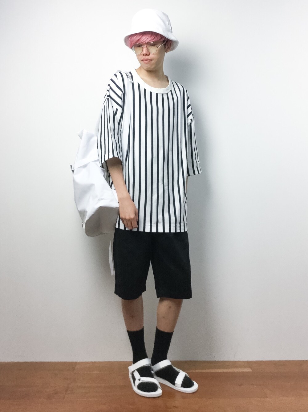 ホワイト系のTシャツ/カットソー、ブラック系のその他パンツ、ホワイト系のバックパック/リュックを着用したメンズの夏コーディネートの1枚目の写真