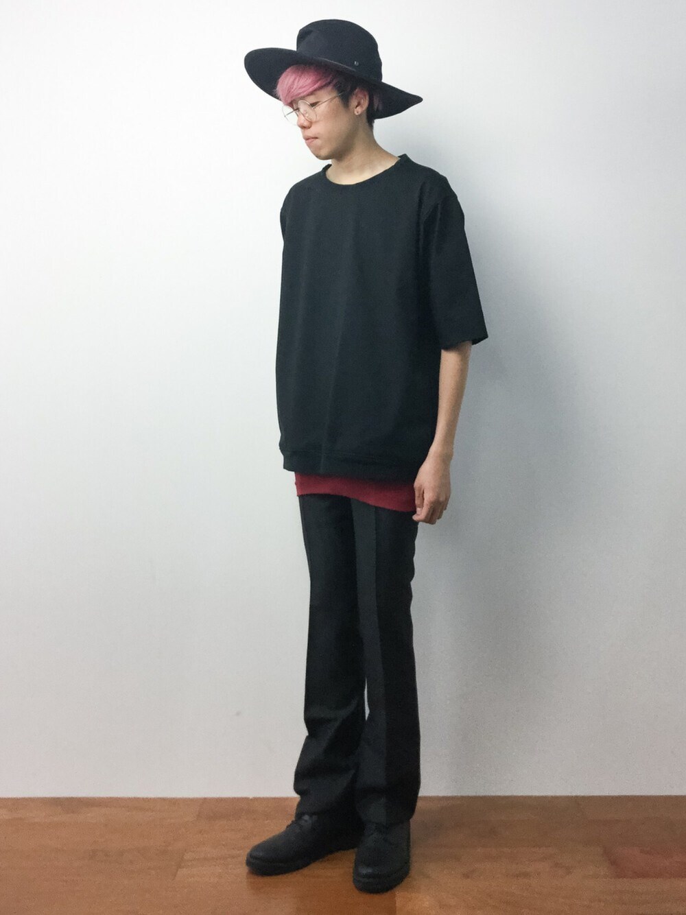 レッド系のタンクトップ、ブラック系のシャツ/ブラウス、ブラック系のスラックスを着用したメンズの夏コーディネートの1枚目の写真