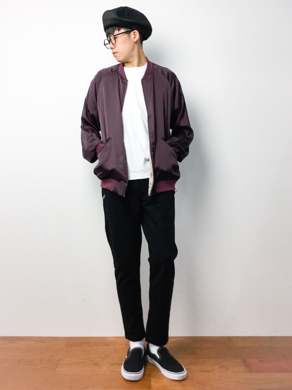 ホワイト系のTシャツ/カットソー、レッド系のブルゾン、ブラック系のその他パンツを着用したメンズの夏コーディネートの1枚目の写真