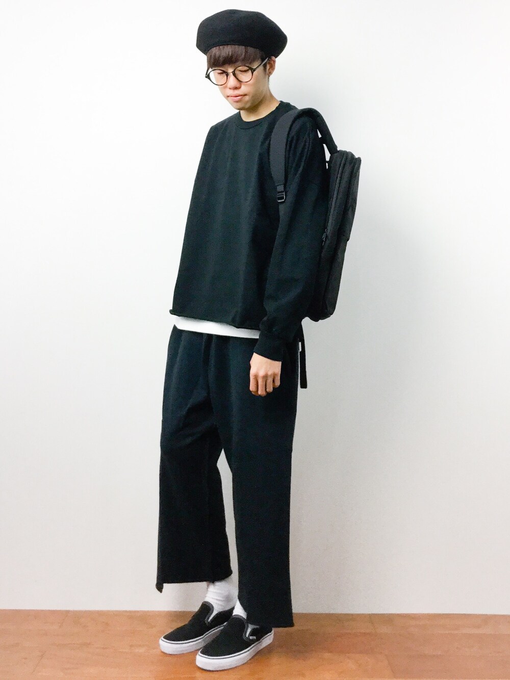 ホワイト系のTシャツ/カットソー、ブラック系のTシャツ/カットソー、ブラック系のその他パンツを着用したメンズの秋コーディネートの1枚目の写真