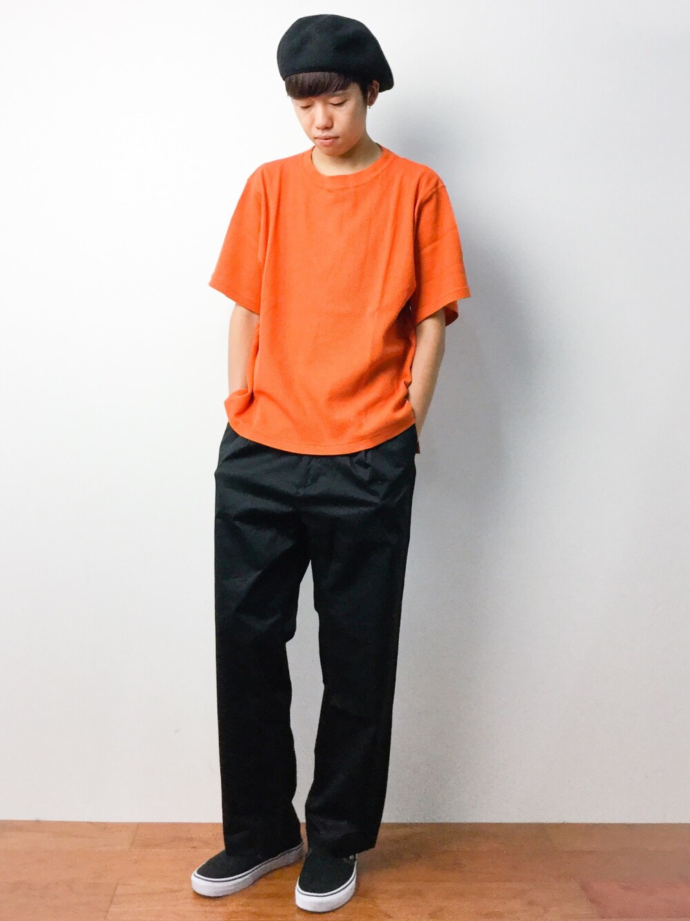 オレンジ系のTシャツ/カットソー、ブラック系のその他パンツ、ブラック系のキャップを着用したメンズの秋コーディネートの1枚目の写真