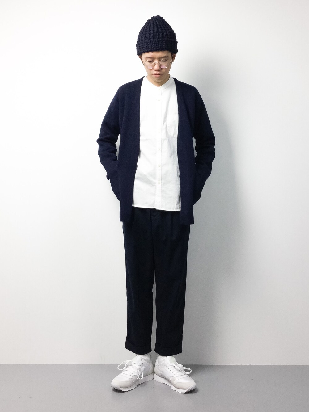 ホワイト系のシャツ/ブラウス、ブルー系のカーディガン/ボレロ、ブルー系のスラックスを着用したメンズの秋コーディネートの1枚目の写真
