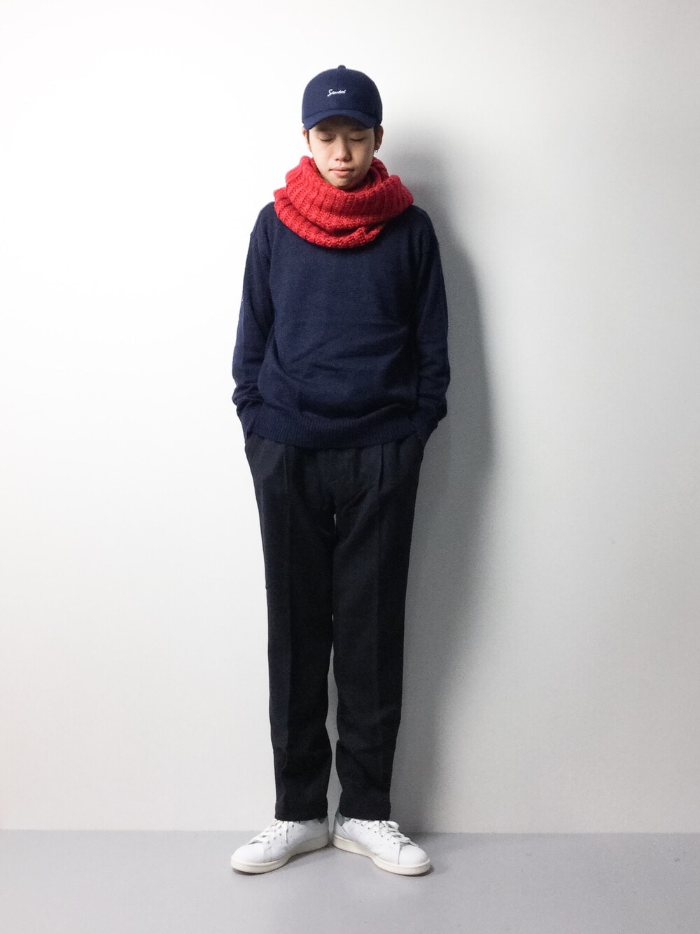 「スニーカー、ニット、スヌード、キャップ、ネイビー、ストリート、ワイドパンツ、冬、stan smith、カジュアルコーデ」｜「UNITED ARROWSのUSET モヘア クルーネック◆（ニット/セーター、ブルー系）」を使った、まっこいさん（メンズ・176cm）の冬コーディネートの1枚目の写真