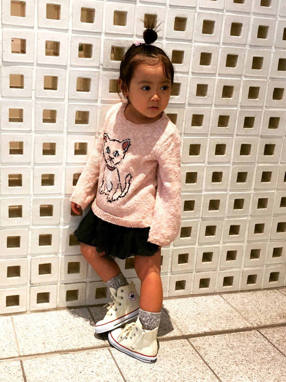 「converse、ピンクの猫ちゃん、三歳児、お姉ちゃん」｜「ZARAのアイテム（ニット/セーター、ピンク系）」を使った、Suu+Hii=YCARさん（キッズ・90cm）の秋コーディネートの1枚目の写真