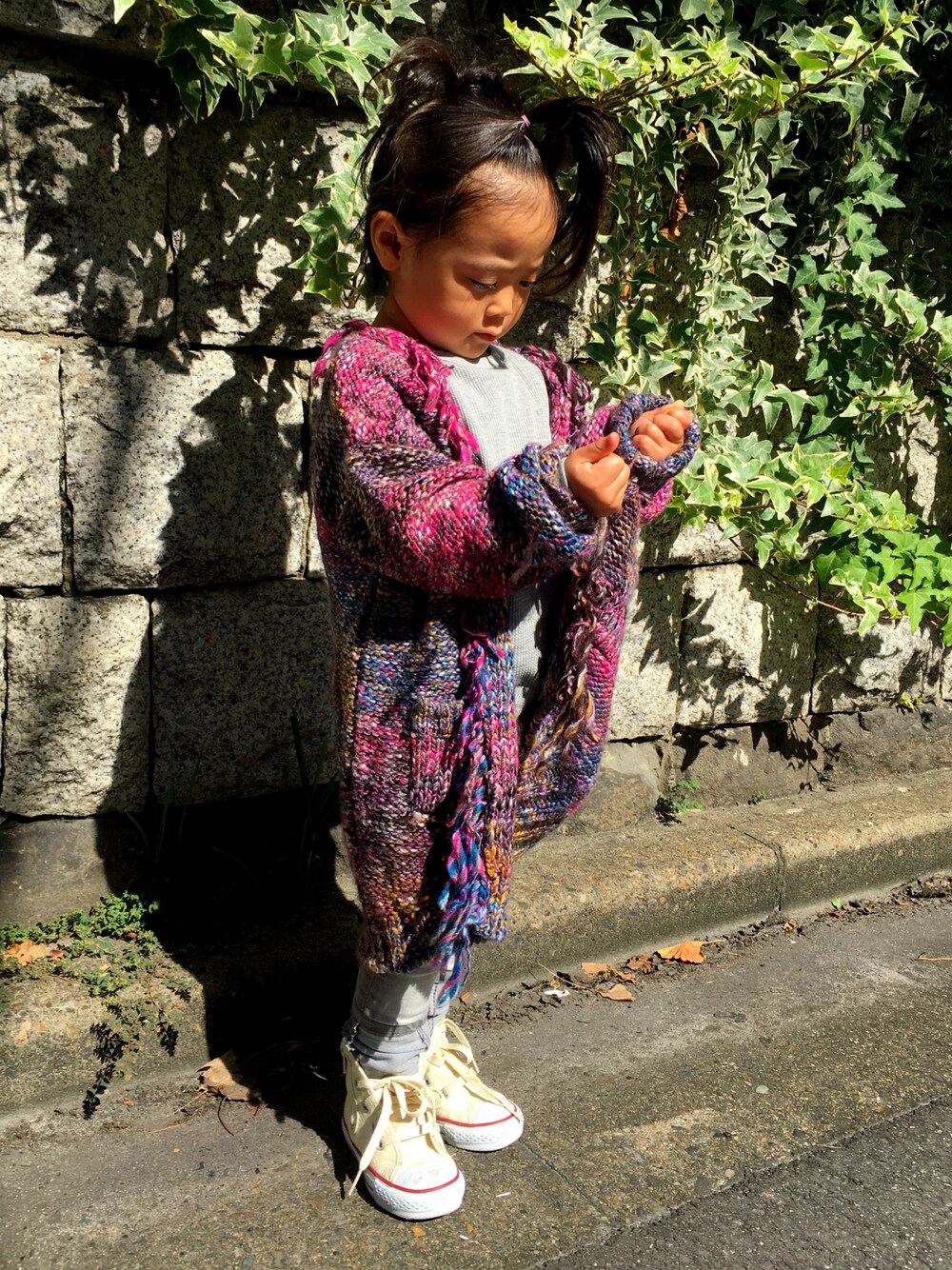 「秋コーデ、三歳、コンバース」｜「CONVERSEのアイテム（スニーカー、ホワイト系）」を使った、Suu+Hii=YCARさん（キッズ・90cm）の秋コーディネートの1枚目の写真