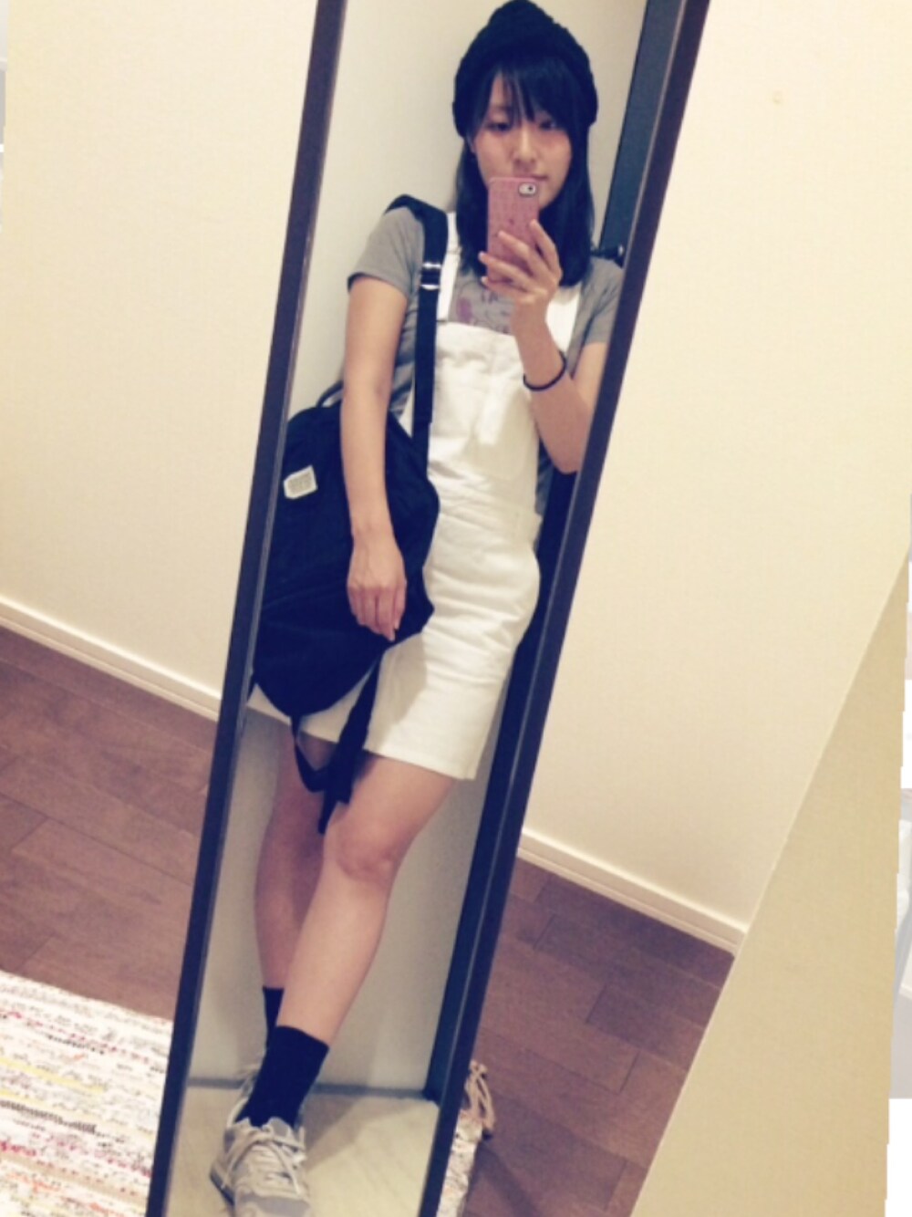 ブラック系のバックパック/リュック、グレー系のスニーカー、グレー系のTシャツ/カットソーを着用したレディースの夏コーディネートの1枚目の写真