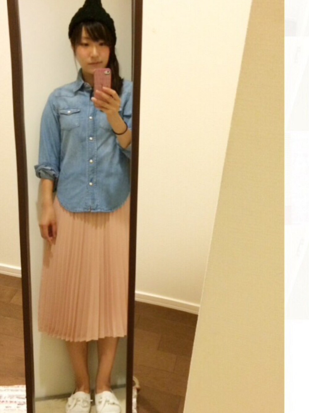 ピンク系のスカート、ホワイト系のシューズ、ブルー系のシャツ/ブラウスを着用したレディースの夏コーディネートの1枚目の写真