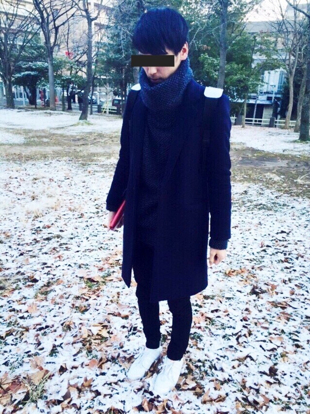 「雪、カフェ、スキニー、チェスターコート、白スニーカー、リュック、公園、タートルネック」｜「Z.B….のアイテム（ニット/セーター、ブルー系）」を使った、Vunkerさん（メンズ・182cm）の冬コーディネートの1枚目の写真