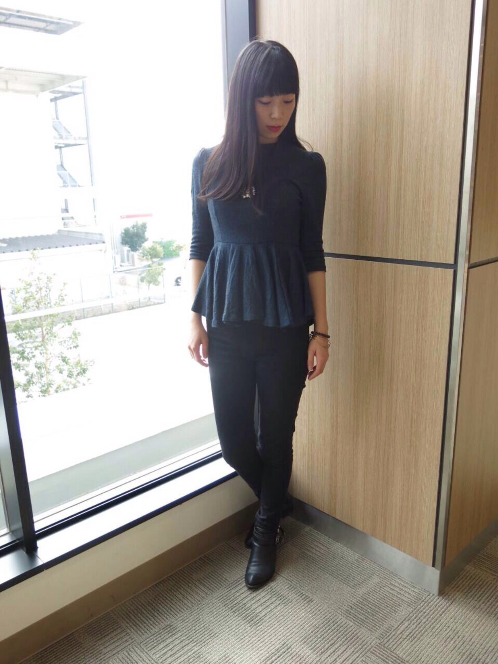 「UNIQLO、g.v.g.v.、ぺプラムトップス」｜「URBAN RESEARCHのアイテム（ネックレス、シルバー系）」を使った、おちさん（レディース・168cm）の春コーディネートの1枚目の写真