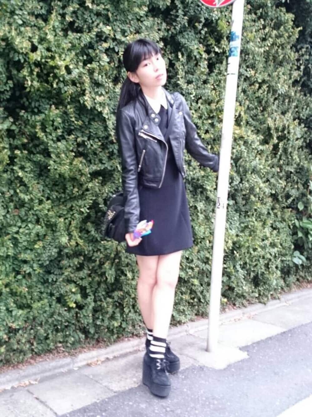 「ライダース、American Apparel、黒、g.v.g.v.」｜「American Apparelのシルキーカラー（シャツ/ブラウス、ホワイト系）」を使った、おちさん（レディース・168cm）の春コーディネートの1枚目の写真