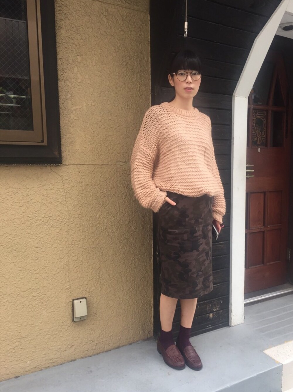 「ざっくりニット、ピンク、カモフラ、カモフラスカート、ユニクロ、GINGERALE、ローファー、下北沢」｜「GINGER ALEのGINGER ALE×HARUTA　クロコ型押しレザーローファー（その他シューズ、ブラウン系）」を使った、おちさん（レディース・168cm）の秋コーディネートの1枚目の写真