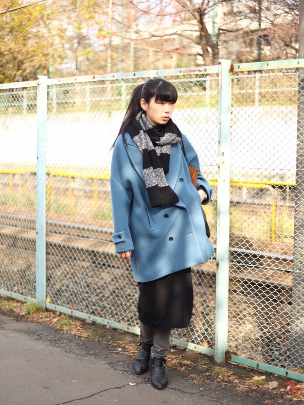 「muller of yoshiokubo、コート、ブルー、ZARA、ジョンローレンスサリバン、ジェフリーキャンベル(Jeffrey Campbell)、H&M、チープマンデー」｜「Jeffrey Campbellのサイドオープンショートブーツ　（ブーツ、ブラック系）」を使った、おちさん（レディース・168cm）の冬コーディネートの1枚目の写真