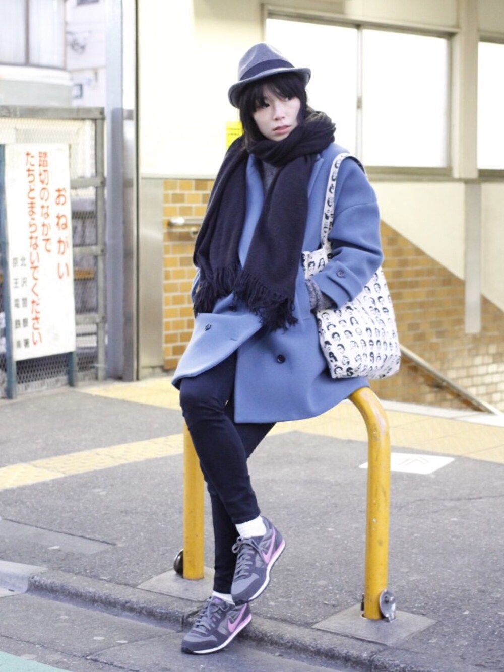 「NIKE、SLY、スニーカー、muller of yoshiokubo、ユニクロ、ユニクロだらけ」｜「SLYのフリンジフープマフラー（マフラー、ブラック系）」を使った、おちさん（レディース・168cm）の冬コーディネートの1枚目の写真