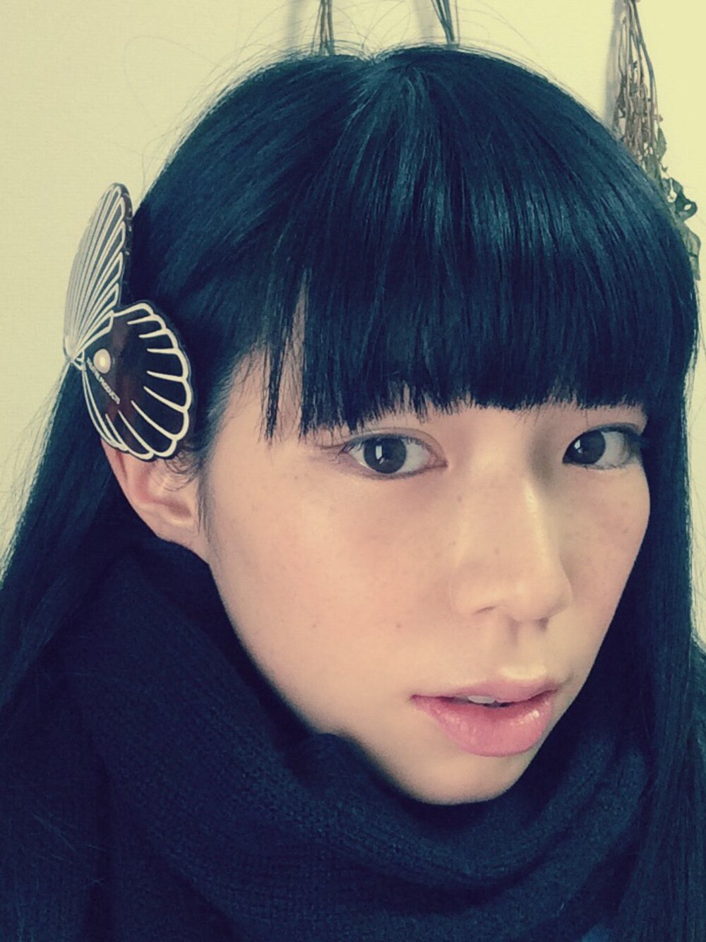 「THEATRE PRODUCTSのアクリルシェルバレッタ（その他ヘアアクセサリー、ベージュ系）」を使った、おちさん（レディース・168cm）の春コーディネートの1枚目の写真