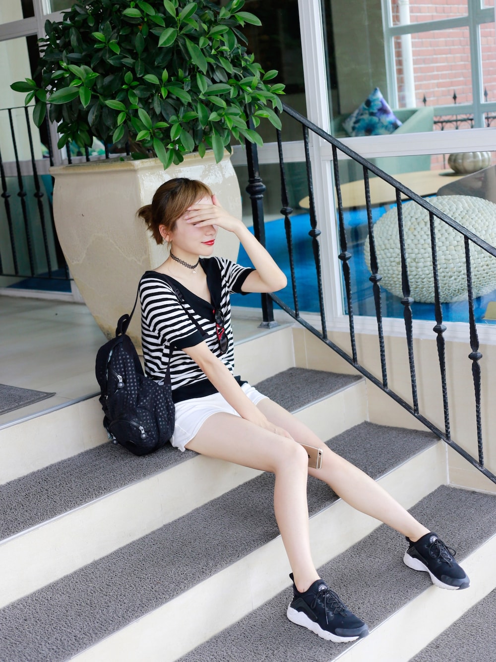 ブラック系のTシャツ/カットソー、ホワイト系のカーゴパンツ、ブラック系のスニーカーを着用したレディースの夏コーディネートの1枚目の写真