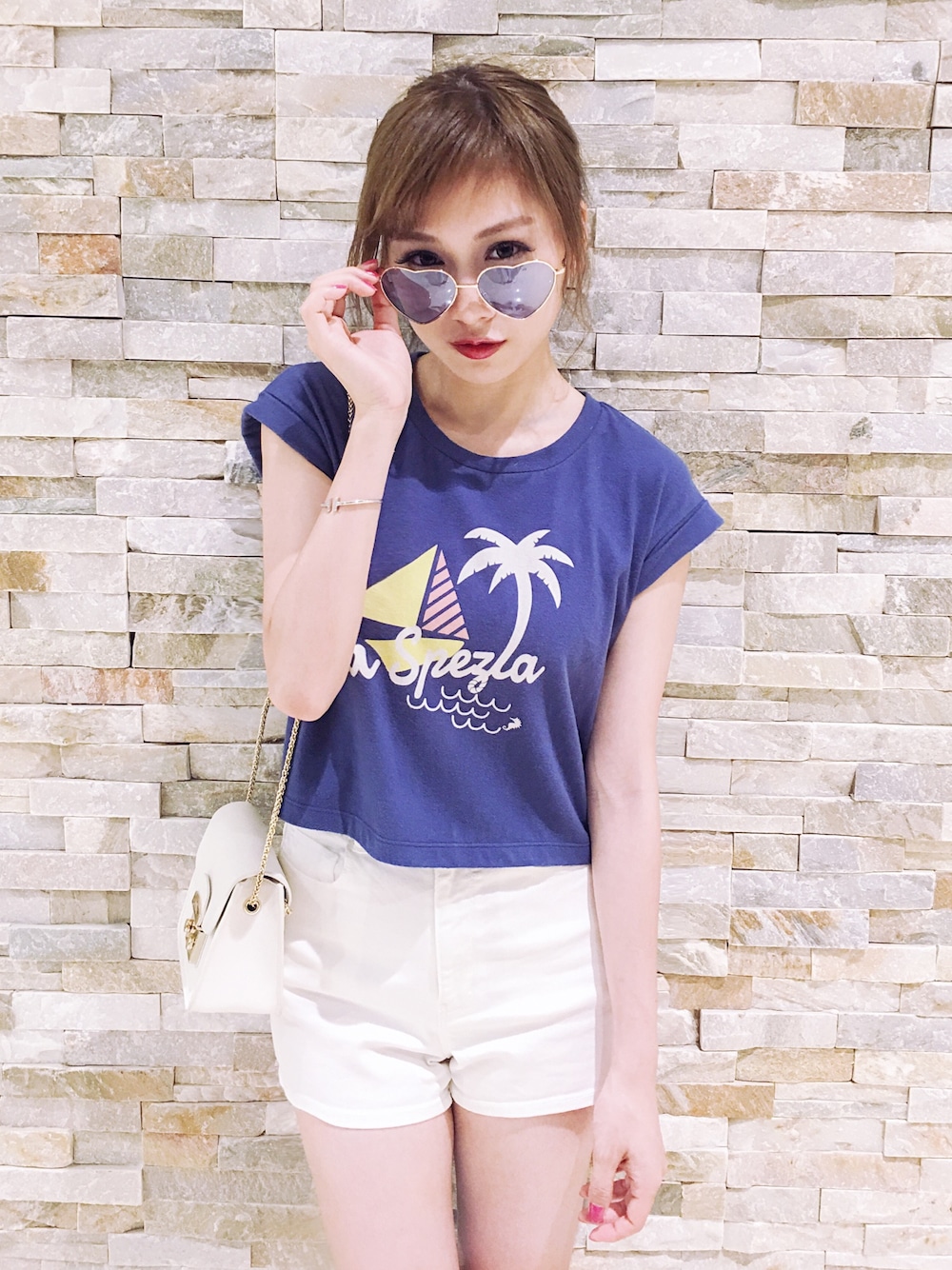 ブルー系のTシャツ/カットソー、ホワイト系のカーゴパンツを着用したレディースの夏コーディネートの1枚目の写真