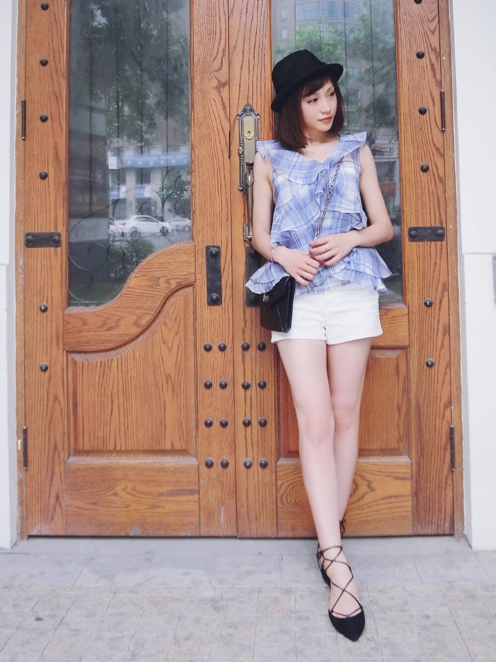 その他のシャツ/ブラウス、ホワイト系のカーゴパンツ、ブラック系のショルダーバッグを着用したレディースの夏コーディネートの1枚目の写真