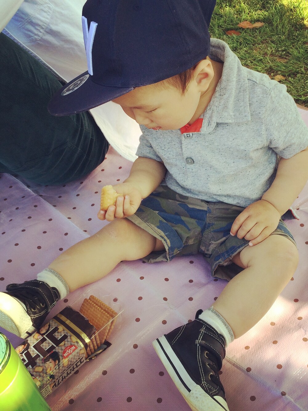 ブラック系のスニーカー、グリーン系のその他パンツ、シルバー系のポロシャツを着用したキッズの春コーディネートの1枚目の写真