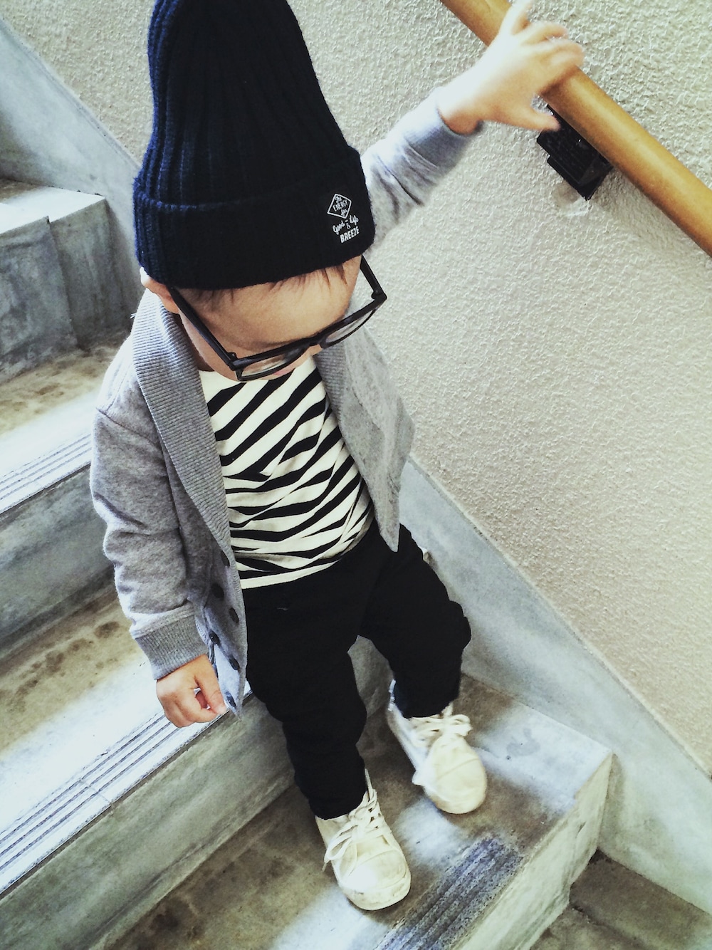「1歳、シンプル、西松屋、ニット帽、黒縁メガネ、ボーダー、黒パンツ、白スニーカー、H&M」｜「abcdのアイテム（ニットキャップ/ビーニー、ブラック系）」を使った、あさん（キッズ・90cm）の秋コーディネートの1枚目の写真
