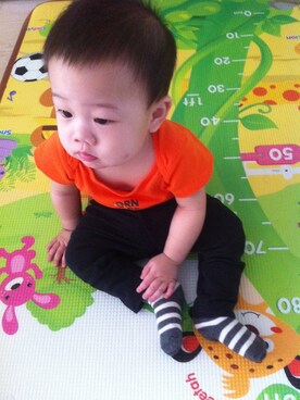 「アイテム（ロンパース、ブラック系）」を使った、麦田天さん（キッズ・70cm）の春コーディネート