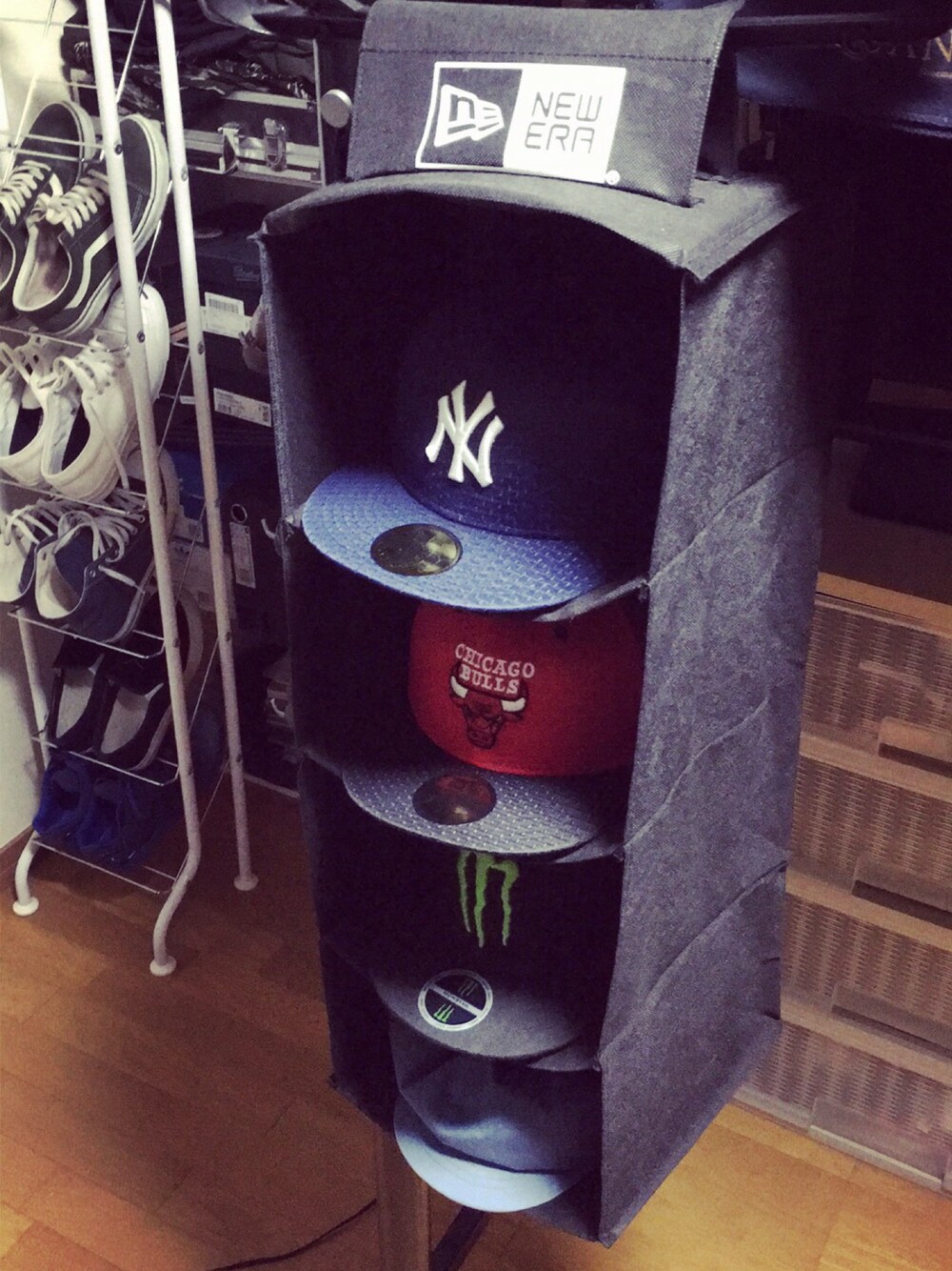 「NEW ERA、キャップ、部屋撮り」｜「NEW ERAのアイテム（キャップ、ブルー系）」を使った、将'n◢ ◤しょーんさん（メンズ・173cm）の春コーディネートの1枚目の写真
