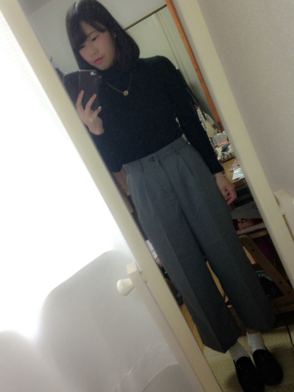 「シンプル、モノトーン、黒×グレー、プチプラ、ウエストイン、黒タートルネック」｜「UNIQLOのアイテム（ニット/セーター、ブラック系）」を使った、みなちょ。さん（レディース・161cm）の秋コーディネートの1枚目の写真