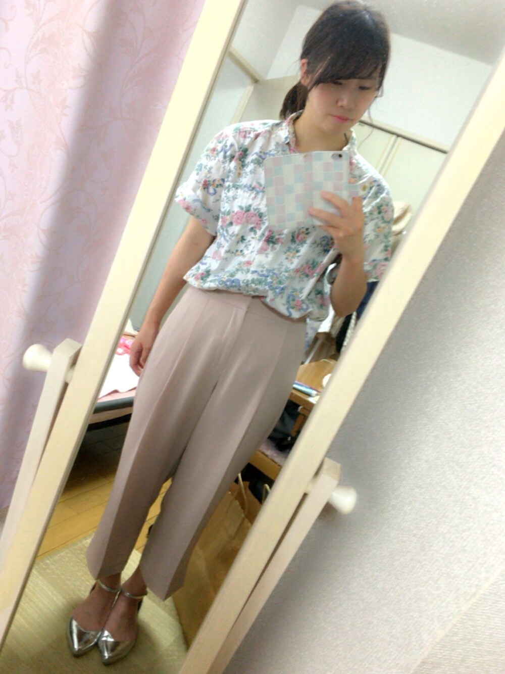 「花柄シャツ、ピンクパンツ、シルバーサンダル、袖まくり、夏コーデ、used、ポニーテール」｜「UNIQLOのアイテム（その他パンツ、ピンク系）」を使った、みなちょ。さん（レディース・161cm）の夏コーディネートの1枚目の写真