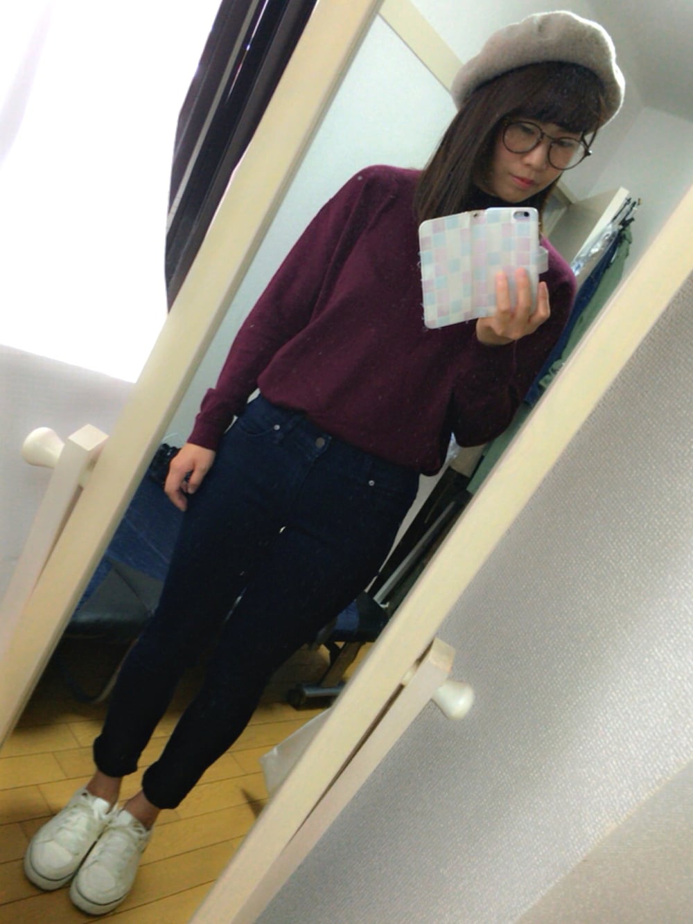 「デニム、ベレー帽×メガネ、スニーカーコーデ、ラフ、プチプラ、カフェスタイル」｜「UNIQLOのアイテム（デニムパンツ、ブルー系）」を使った、みなちょ。さん（レディース・161cm）の秋コーディネートの1枚目の写真