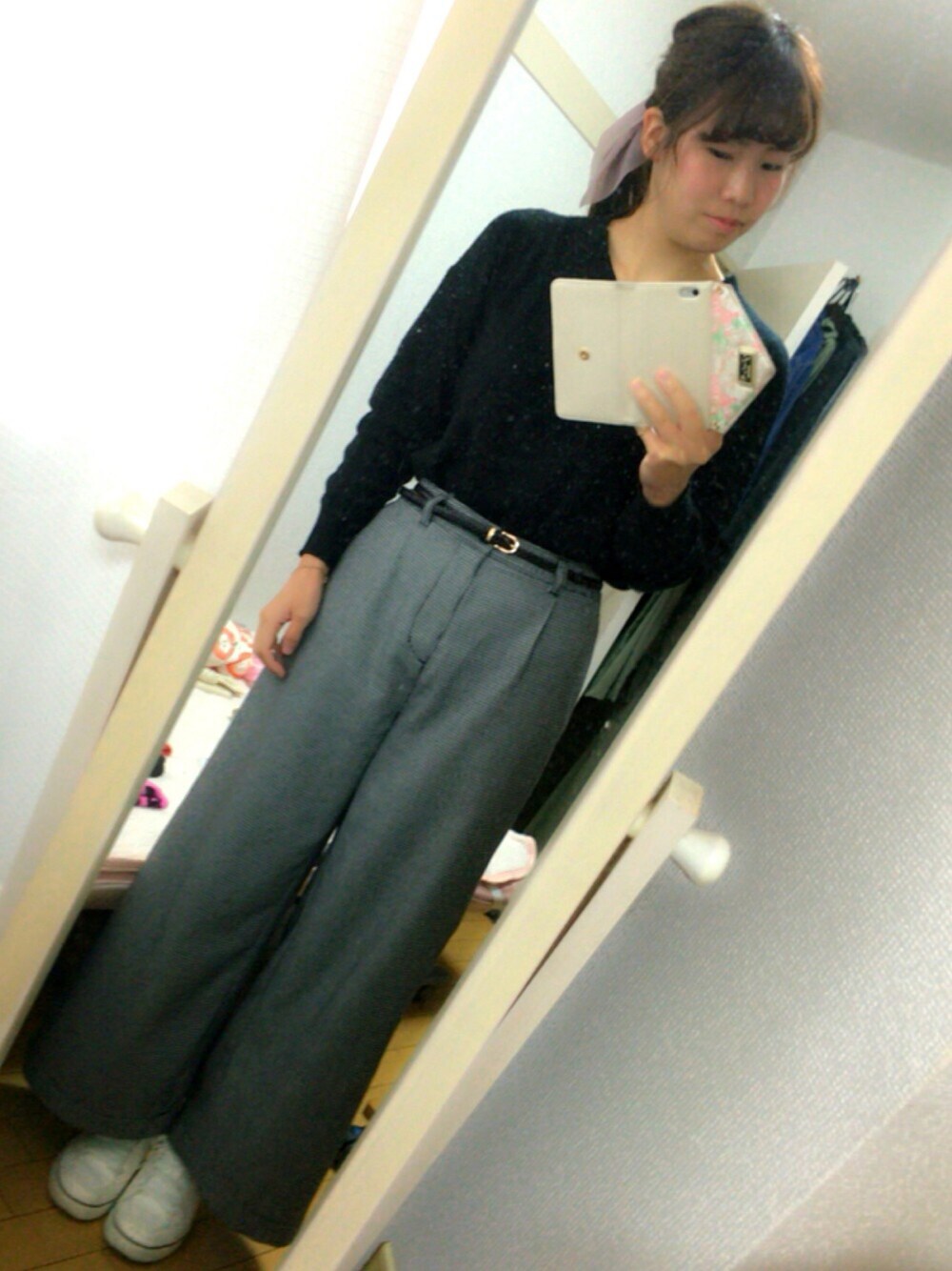 「モノトーン、千鳥柄、ワイドパンツ、スニーカー、ヘアアクセ、休日スタイル」｜「earth music&ecologyの【2016Autumn】アルパカ混Vネックニットプルオーバー（ニット/セーター、ブラック系）」を使った、みなちょ。さん（レディース・161cm）の秋コーディネートの1枚目の写真