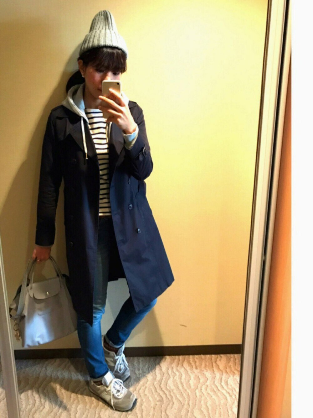 「シンプル、ボーダー、デニム、トレンチコート、LONGCHAMP、パーカー、GU、無印良品、UNIQLO、ニューバランス」｜「SEVENDAYS=SUNDAYのｓｔｏｍｐ　Ｌｅｅニットキャップ（ニットキャップ/ビーニー、グレー系）」を使った、かえさん（レディース・161cm）の秋コーディネートの1枚目の写真