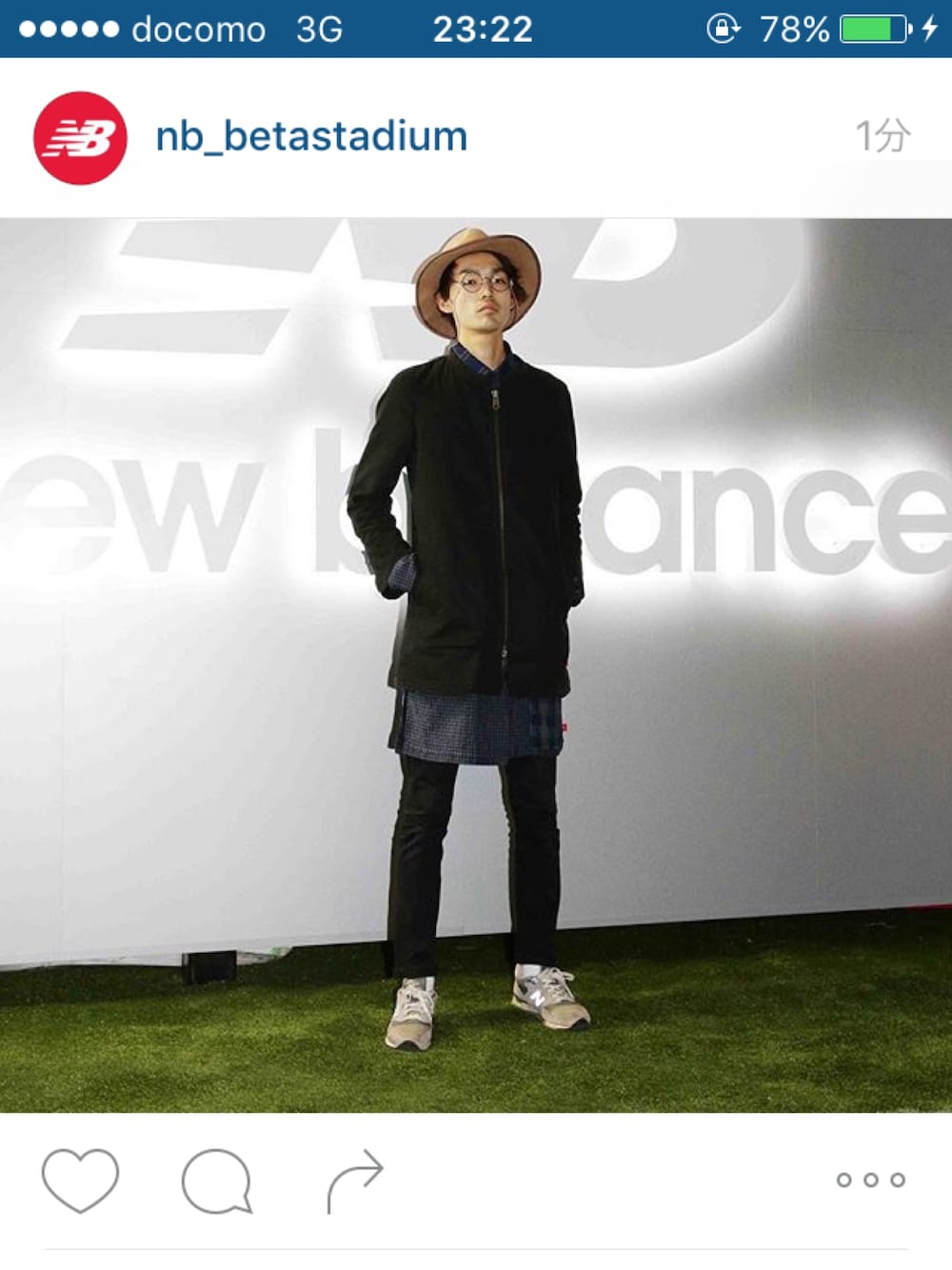 グレー系のスニーカー、ブルー系のその他トップス、ブラック系のノーカラージャケットを着用したメンズの秋コーディネートの1枚目の写真