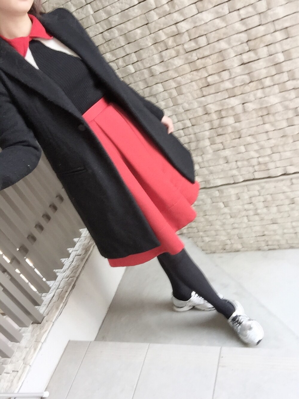 「赤ニット、赤スカート、赤コーデ、モスキーノ、ミモレ丈スカート、赤黒、襟付きトップス、お正月、チェスターコート」｜「aquagirlのウール混チェスターコート（チェスターコート、ブラック系）」を使った、あいたそさん（レディース・160cm）の冬コーディネートの1枚目の写真