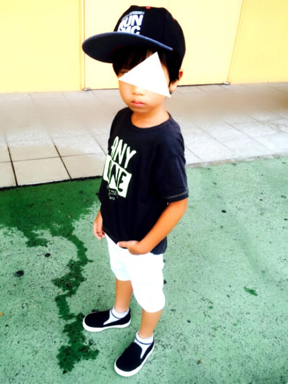 「男の子コーデ、プチプラ、男の子、白パンツ、ザラキッズ、帽子、デニム、5歳、夏休み、カジュアル」｜「ZARA KIDSのアイテム（Tシャツ/カットソー、ブラック系）」を使った、ＹandＲさん（キッズ・100cm）の夏コーディネートの1枚目の写真