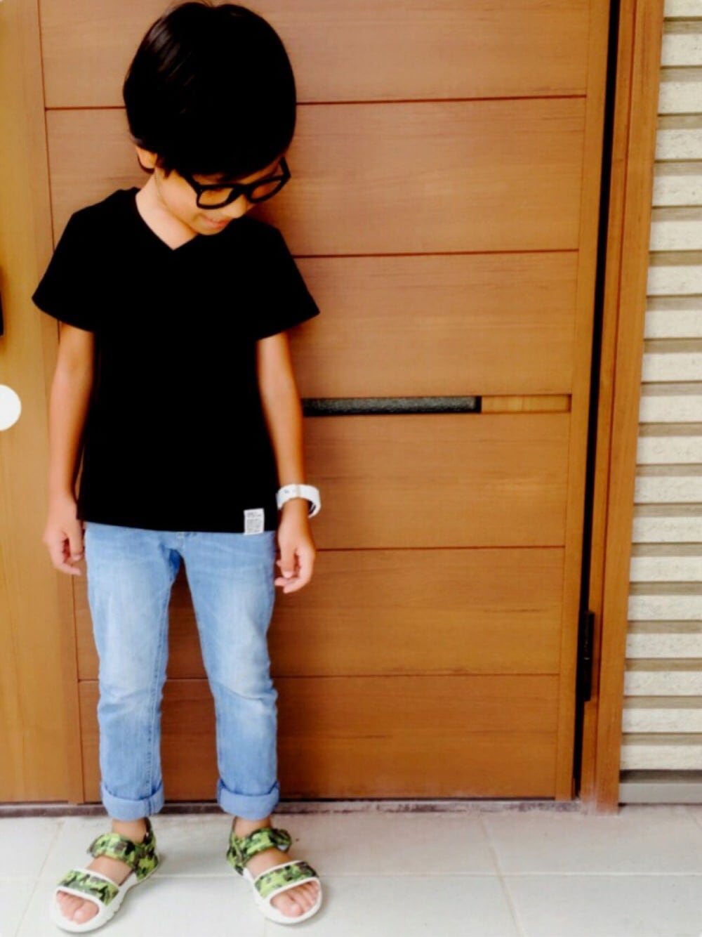 「おとこのこ、シンプル、男の子、5歳、Tシャツ×デニム、めがね、メガネ男子、サンダル」｜「AZUL by moussyのオーガニックコットンンVネック半袖T（Tシャツ/カットソー、ブラック系）」を使った、ＹandＲさん（キッズ・100cm）の夏コーディネートの1枚目の写真