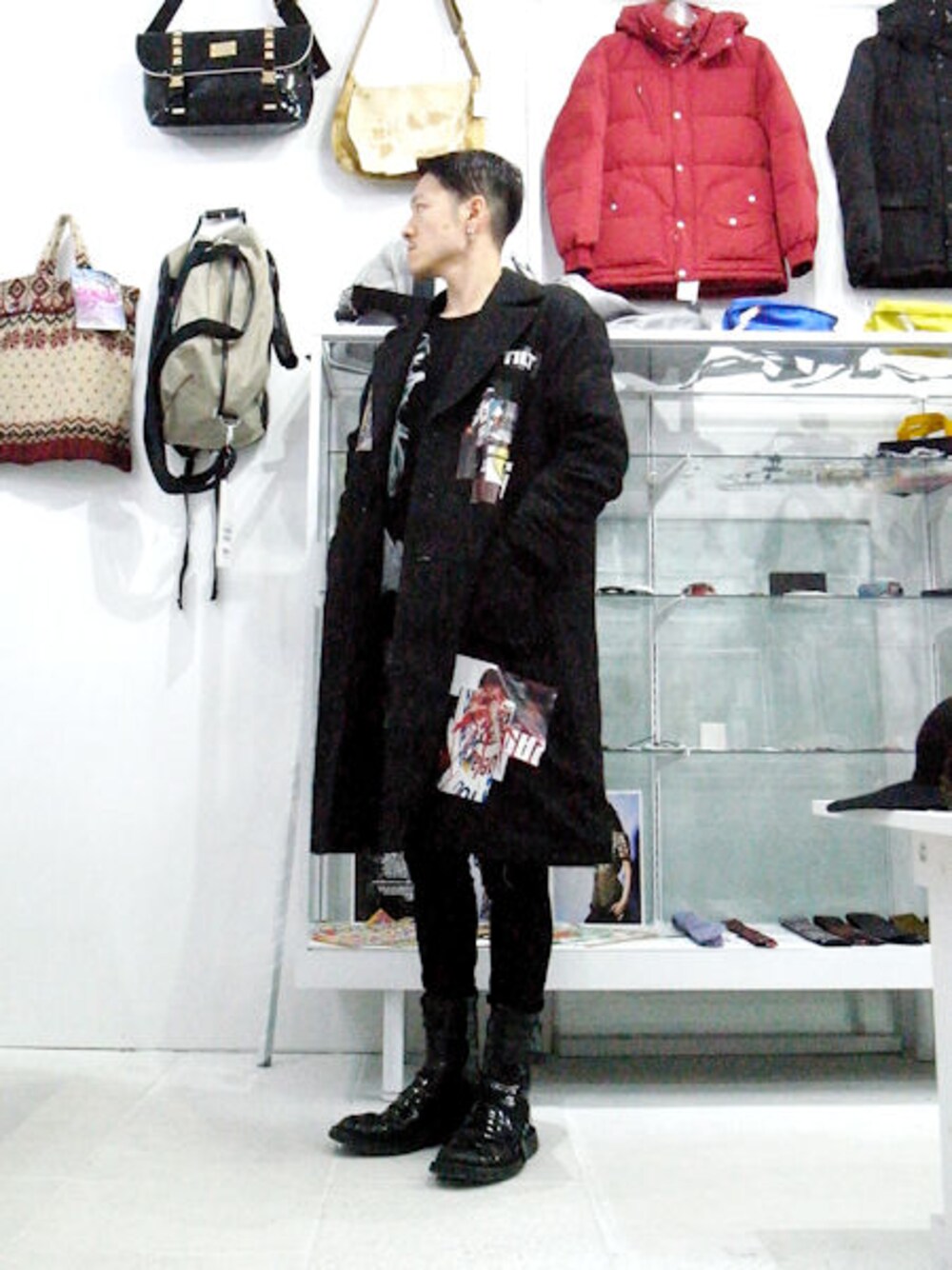 「チェスターコート、LHP、PHENOMENON、ロングコート、リメイク、PLASTIC TOKYO、Dior HOMME、dog、L.H.P、dog osaka」｜「L.H.Pのバックスタイル（チェスターコート、ブラック系）」を使った、アールさん（メンズ・172cm）の冬コーディネートの1枚目の写真