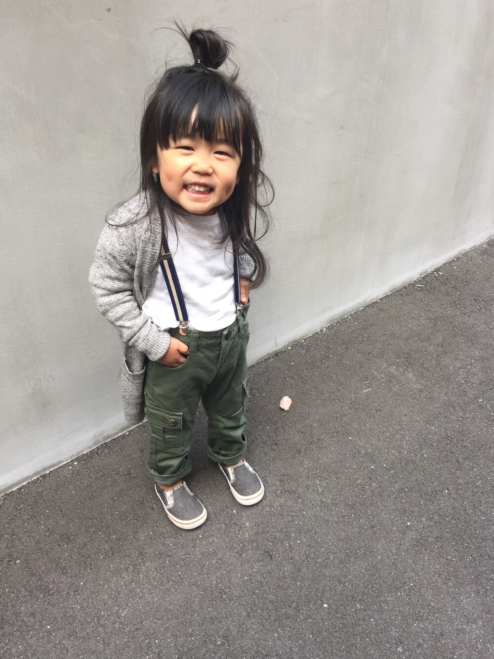 「西松屋のアイテム（サスペンダー、ブルー系）」を使った、Hanaさん（キッズ・100cm）の秋コーディネートの1枚目の写真