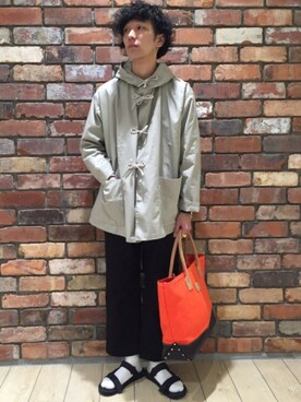 「アイテム（トートバッグ、オレンジ系）」を使った、河内聡志さん（メンズ・169cm）の春コーディネート