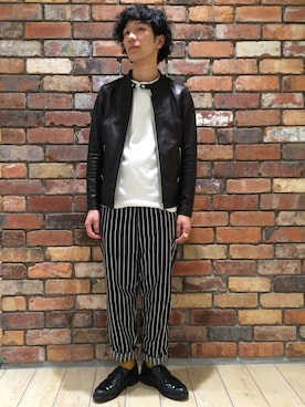 「ストライプパンツ」｜「アイテム（ライダースジャケット）」を使った、河内聡志さん（メンズ・169cm）の春コーディネート
