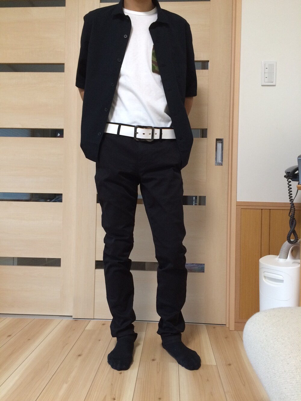 「UNIQLOのアイテム（チノパンツ、ブラック系）」を使った、104Bさん（メンズ・173cm）の春コーディネートの1枚目の写真