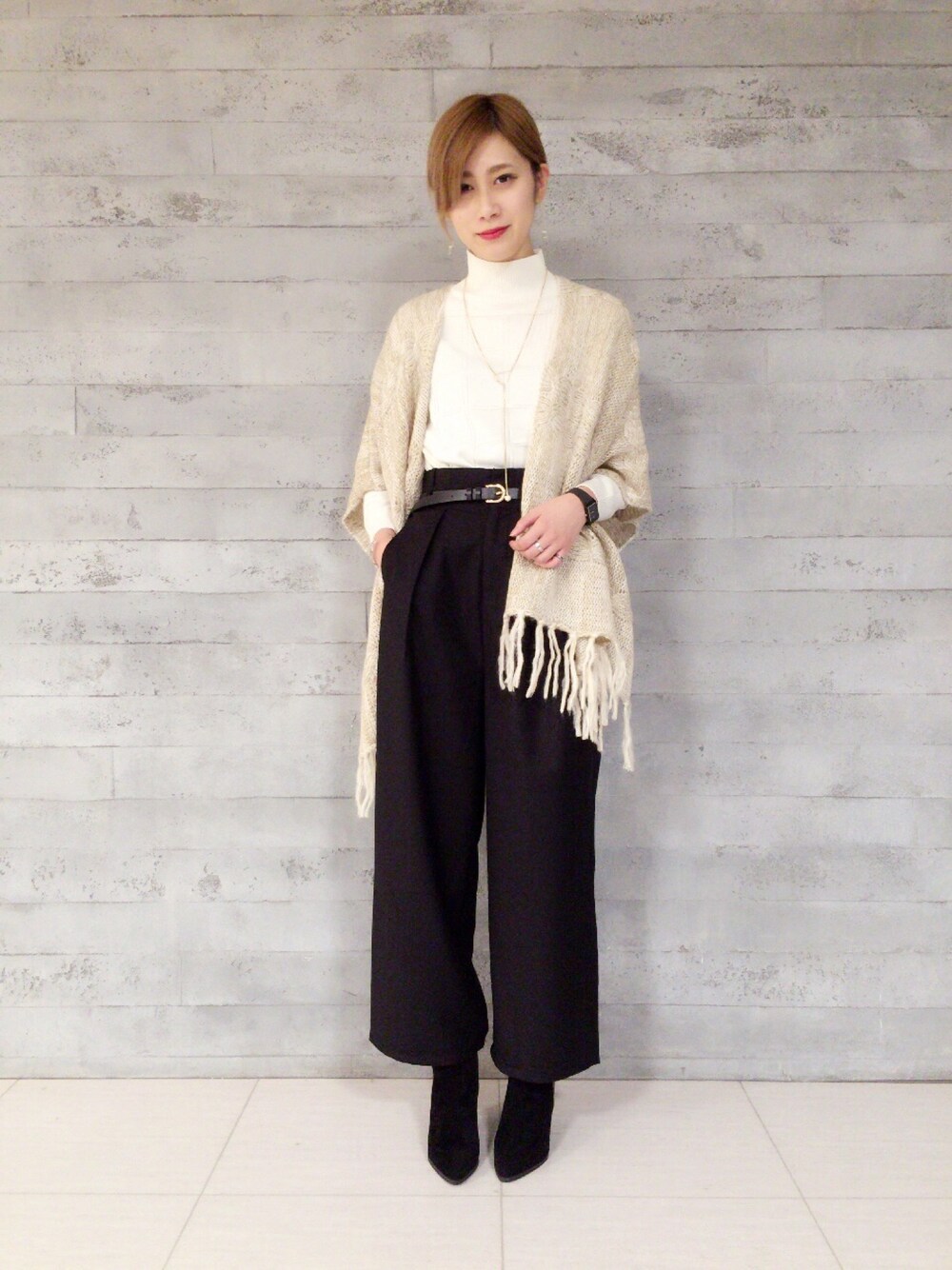 ホワイト系のニット/セーター、ブラック系のその他パンツ、ブラック系のブーティを着用したレディースの秋コーディネートの1枚目の写真