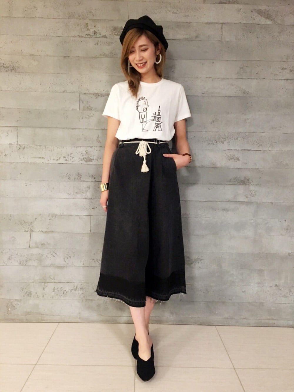 ホワイト系のTシャツ/カットソー、ブラック系のデニムパンツ、ブラック系のパンプスを着用したレディースの夏コーディネートの1枚目の写真